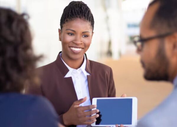 Une femme montrant une tablette lors d'une rencontre d'affaires