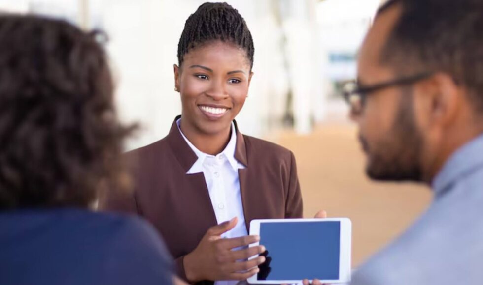 Une femme montrant une tablette lors d'une rencontre d'affaires